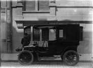 Automobile ADER de 1902 stationnée devant l'immeuble 2 rue de Belloy à Paris (16e arrondissement)