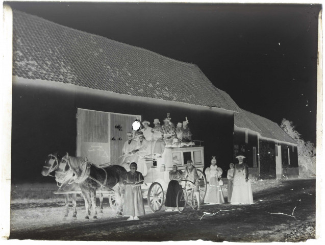 Martinsart (Somme). La diligence transportant la famille Danel stationnée dans une rue du village