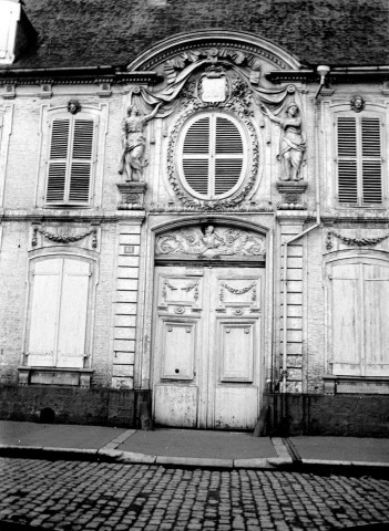 Abbeville. Hôtel particulier. Vue d'une façade richement sculptée, 18e siècle