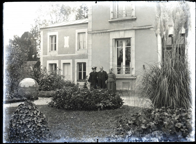 Façade arrière d'une maison. Jardin