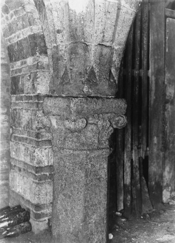 Amiens, 43 rue des Sergents, cave voûtée de la Boucherie du Siècle : un pilier hexagonal en tuf (XIIIe siècle)