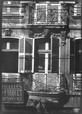 "Papiers et ficelles Jonveaux-Fauquet - Manufacture de cartonnage", 57 rue des Sergents à Amiens : détails de la façade et des balcons en fer forgé