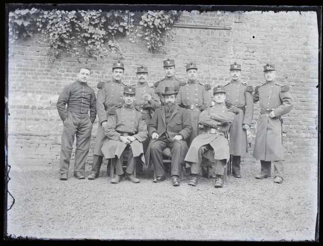 [Photographie d'un groupe de soldats - l'Abri du Soldat à Amiens]