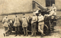 Armée d'occupation française en Allemagne. Groupe de réservistes du régiment de réserve de la 22e compagnie posant devant un canon