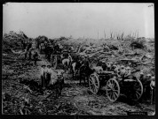 Longueval. Défilé de troupes au milieu des décombres du Front de la Somme