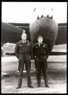 Le capitaine Percy Charles Pickard et Alan John Broadley devant leur avion bombardier Mosquito sur la base aérienne de Hundson, peu avant le décollage pour l'opération Jéricho