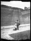 Une femme jouant de l'accordéon, accompagné d'une jeune fille, dans une rue d'Amiens