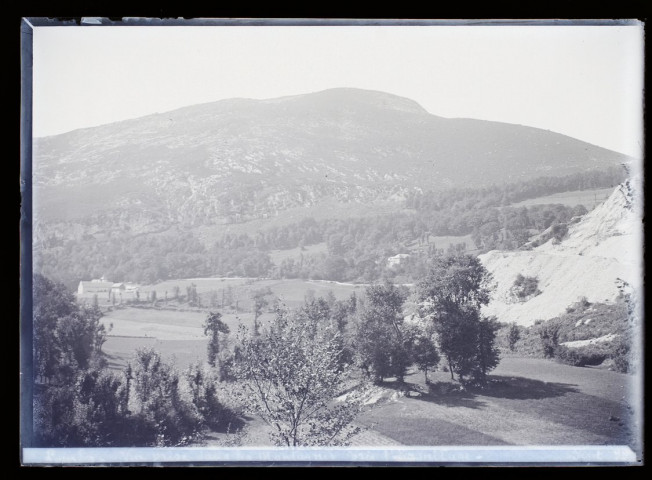 Lourdes - vue prise dans les montagnes près l'Ermitage - septembre 1899