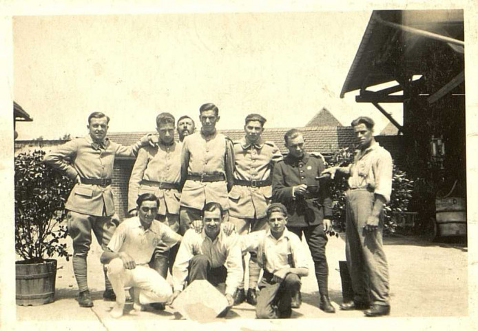 Rollot (Somme). Groupe de soldats en permission dans la cour de la propriété de la famille Delignières, rue Haute à Rollot