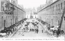 Une cour du Quartier Dupré à l'heure du pansage (19ème régiment de chasseurs à cheval)