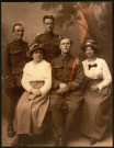 Trois soldats britanniques, dont Frank Flintham, posant avec deux jeunes filles, dont Blanche Mille