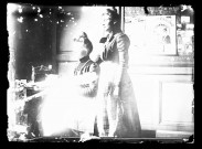 Amiens. Portrait de deux femmes, dont une travaillant sur une machine à coudre