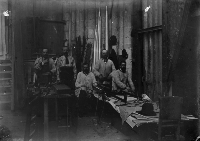 Portrait de famille de M Durand, des hommes dans un atelier