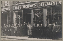 Monsieur Tassencourt et ses employés posant devant le magasin "Tassencourt-Loizemant - marchand de métaux, fer, tôle, zinc, fonte", 12 rue de Beauvais à Amiens