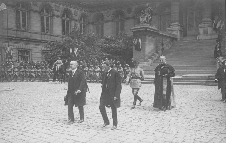 Visite officielle du Président de la République Raymond Poincaré, en 1919 : vue de la sortie des officiels du palais de justice