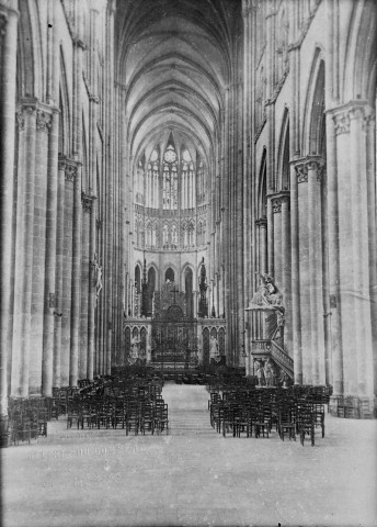 Cathédrale, vue intérieure : la nef et le choeur