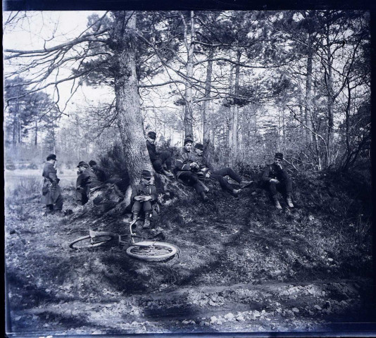 Manoeuvres militaires de Picardie du 2e Corps d'Armée : une halte des troupes sur un bois