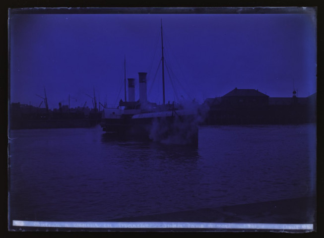Bateau à vapeur en marche entrée dans le port - (241) août 1895