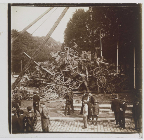 Fête de la Victoire du 14 juillet 1919. Rond-point des Champs-Élysées - Pyramide de canons allemands