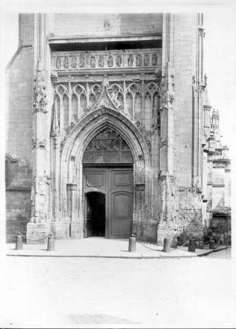 Eglise d'Aumale, vue d'ensemble : le portail