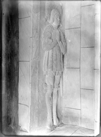 Eglise de Senarpont : pierre tombale d'Edmond de Monchy