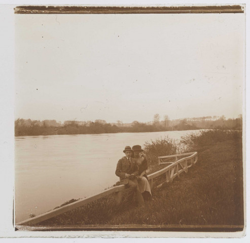 Couple posant devant une rivière
