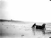La plage à marée basse : les pêcheurs et leur canot