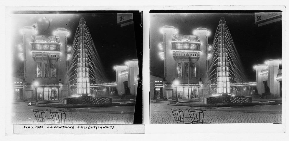 Paris. Exposition internationale des Arts décoratifs, fontaine de René Lalique (collaborateur de Marc Ducluzaud, architecte), vue prise la nuit