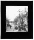 Place à Péone - mai 1905 (Le photographe a localisé cette vue à Péone, mais il s'agit de la rue principale à Guillaumes)