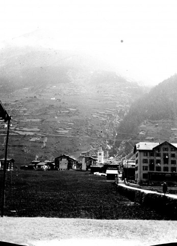 Paysage de montagne. Un village de montagne sous la neige près de Zermatt
