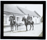 [Officiers à cheval devant une maison d'un village non localisé]