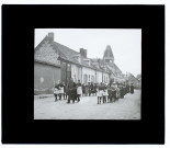 Loeuilly - mai 1912 - Procession Grande Rue. Au second plan l'église