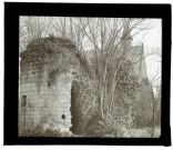 [Ruines de l'ancien château fort bâti en 1120 par Hugues, comte de Saint-Pol : la petite tour. Au second plan, l'ancienne chapelle du château]
