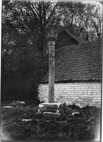 Une croix en grès à Bouillancourt près de Montdidier