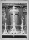 Eglise abbatiale : garnitures d'autel de l'abbé d'Aligre (croix et chandeliers), XVIIe siècle