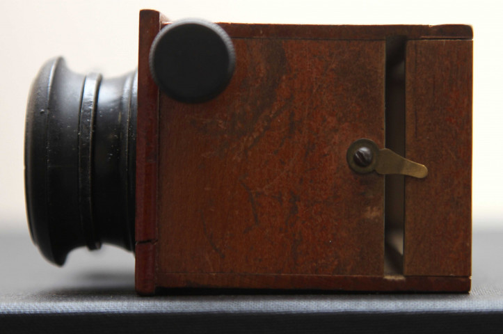 Visionneuse stéréoscopique ou stéréoscope de poche de la Société "Unis - France" avec molette de mise au point. Pour plaques de verre 45 x 107 mm