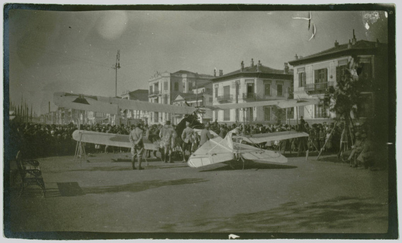 PHOTOGRAPHIE MONTRANT UN AVION ALLEMAND POSE DANS UNE RUE DE SALONIQUE. MARCELLE TINAYRE (1870-1948). ECRIVAIN