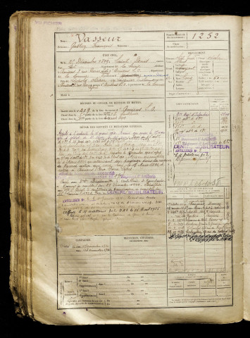 Vasseur, Gaston François, né le 25 décembre 1899 à Saint-Denis (Seine-Saint-Denis), classe 1919, matricule n° 1252, Bureau de recrutement d'Amiens