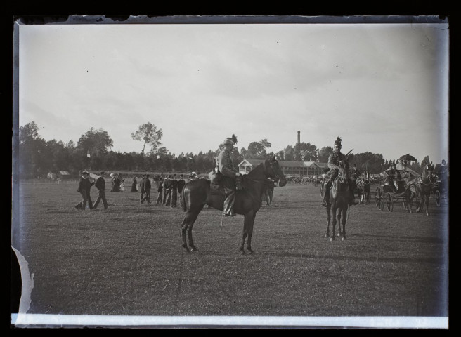 Vue prise aux courses, chasseurs à cheval - juillet 1897