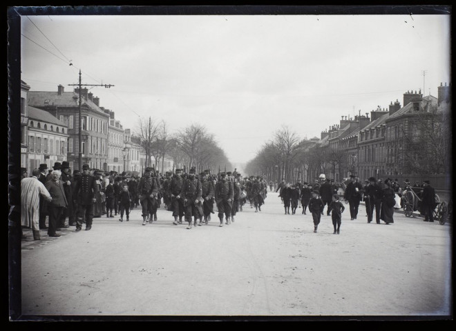 72e en marche en face de la gare du Nord - avril 1901