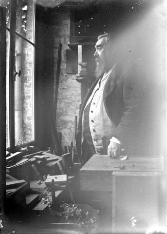 Portrait d'un graveur dans son atelier