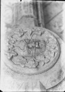 Boves, cave de Monsieur Capelle : une clef de voûte sculptée (XIIIe siècle)