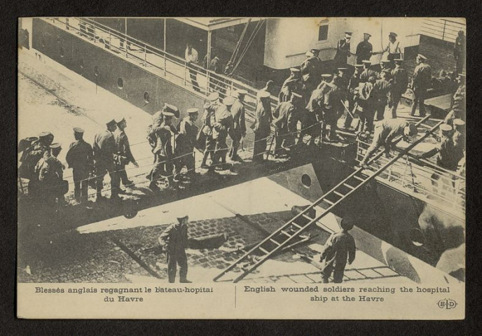 BLESSES ANGLAIS REGAGNANT LE BATEAU-HOPITAL DU HAVRE. ENGLISH WOUNDED SOLDIERS REACHING THE HOSPITAL SHIP AT THE HAVRE