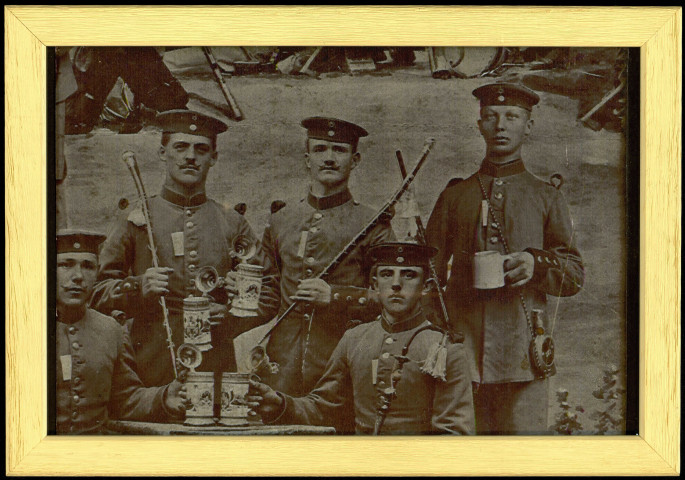 Photo montage montrant des soldats de 4e Compagnie du 8 Régiment d'Infanterie Bavarois (4. Comp. 8. bayr Inft. Regt.) sur laquelle apparaît Ferdinand Harlé