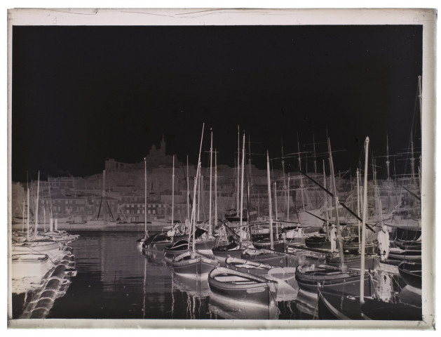 [Marseille : bateaux dans le vieux port. Au fond, Notre-Dame-de-la-Garde]