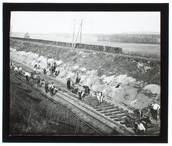 [Ouvriers travaillant à la construction d'une voie de chemin de fer]