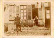 Amiens. Rue Gresset, N° 15. Portrait des Leblanc père et fils devant la maison familiale des Manessier