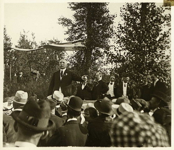 Discours des officiels lors d'une cérémonie commémorant la Guerre 1914-1918