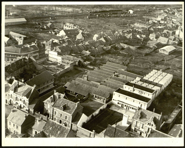 Vue aérienne de l'usine BREILLY S.A., rue Carnot à Moreuil. A droite l'usine BEDIER-BARBIER