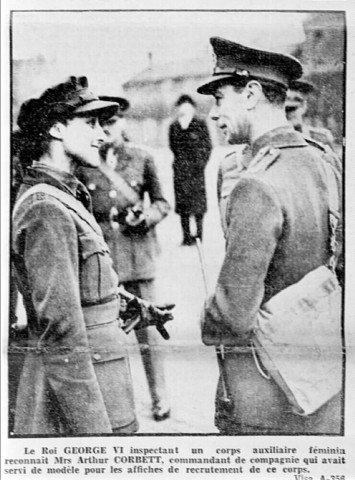 Portrait du Roi George-VI inspectant une compagnie auxiliaire féminine et saluant Mrs Arthur Corbett : photograpphie publiée dans le Progrès de la Somme
